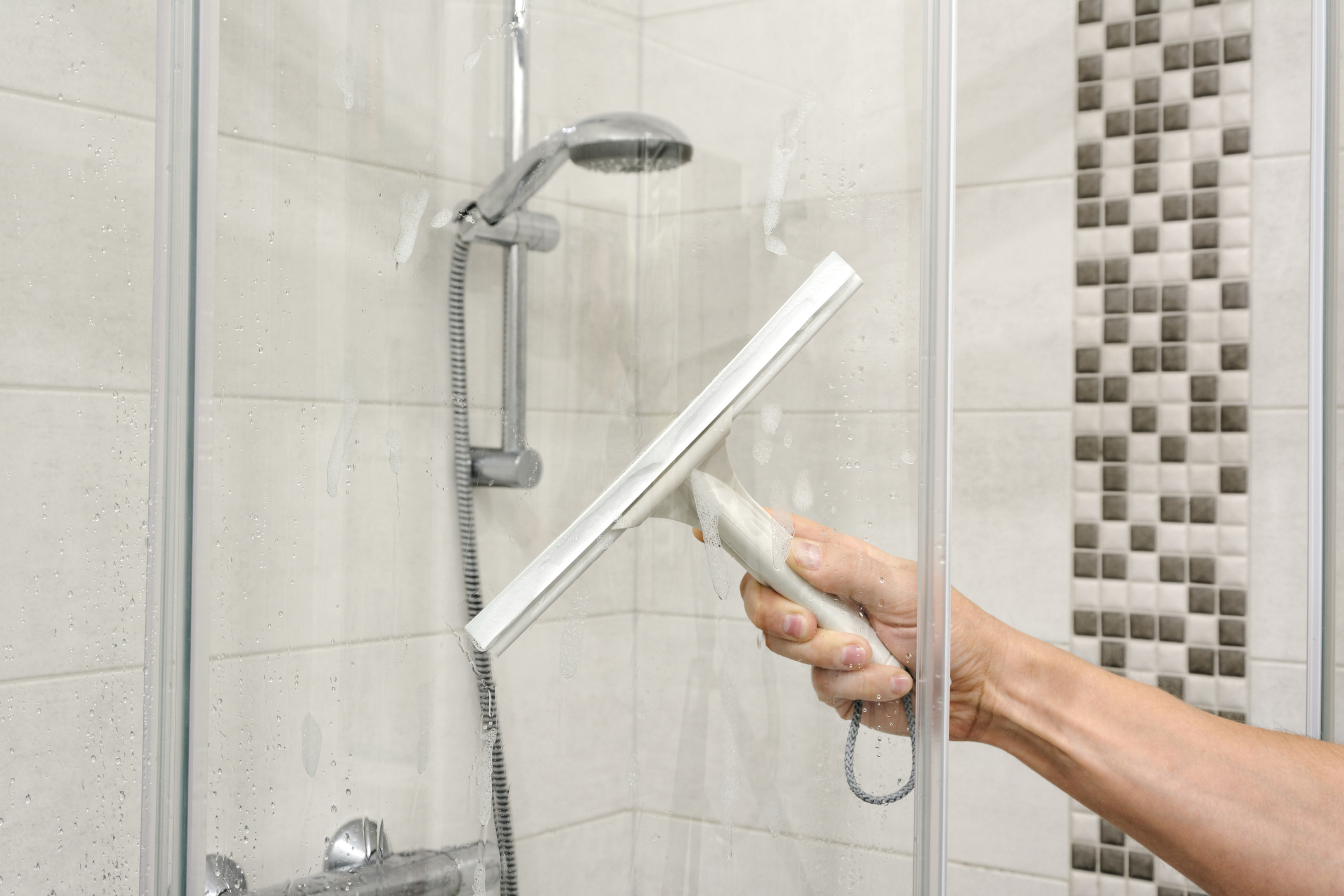 Cómo limpiar la mampara de tu baño o ducha